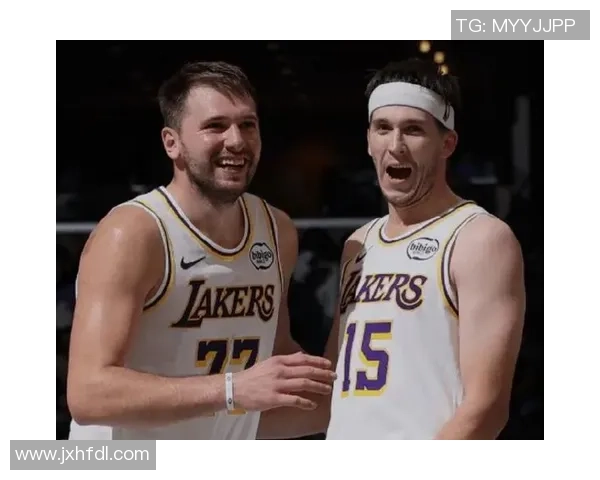 雷迪克称文森特非常契合东契奇和小里有望在首发阵容中迎来爆发 雷迪克称文森特非常契合东契奇和小里有望在首发阵容中迎来爆发